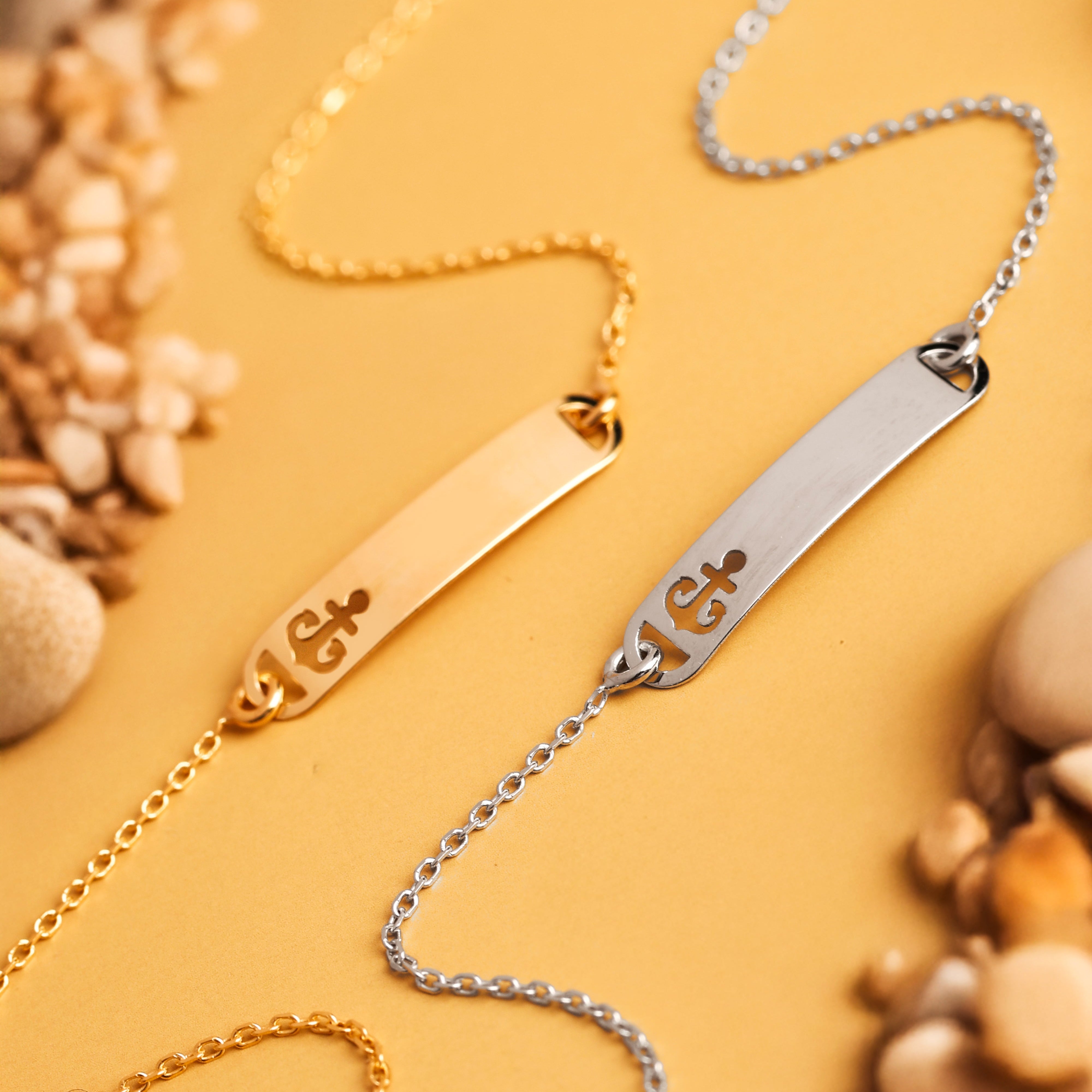 Bracciale Baby con targa rettangolare e ancora traforata