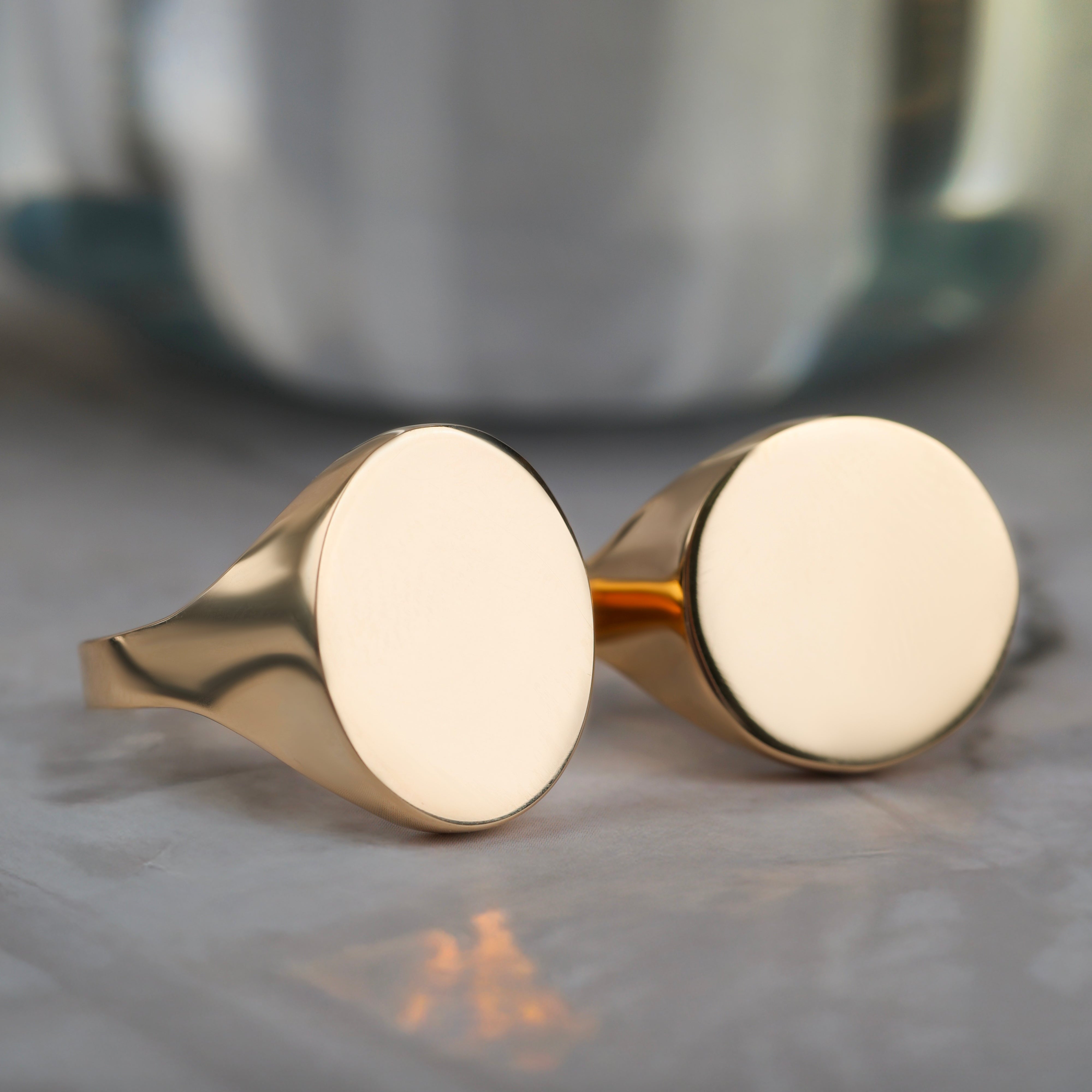 Anello da Uomo a scudo di forma ovale con finitura lucida