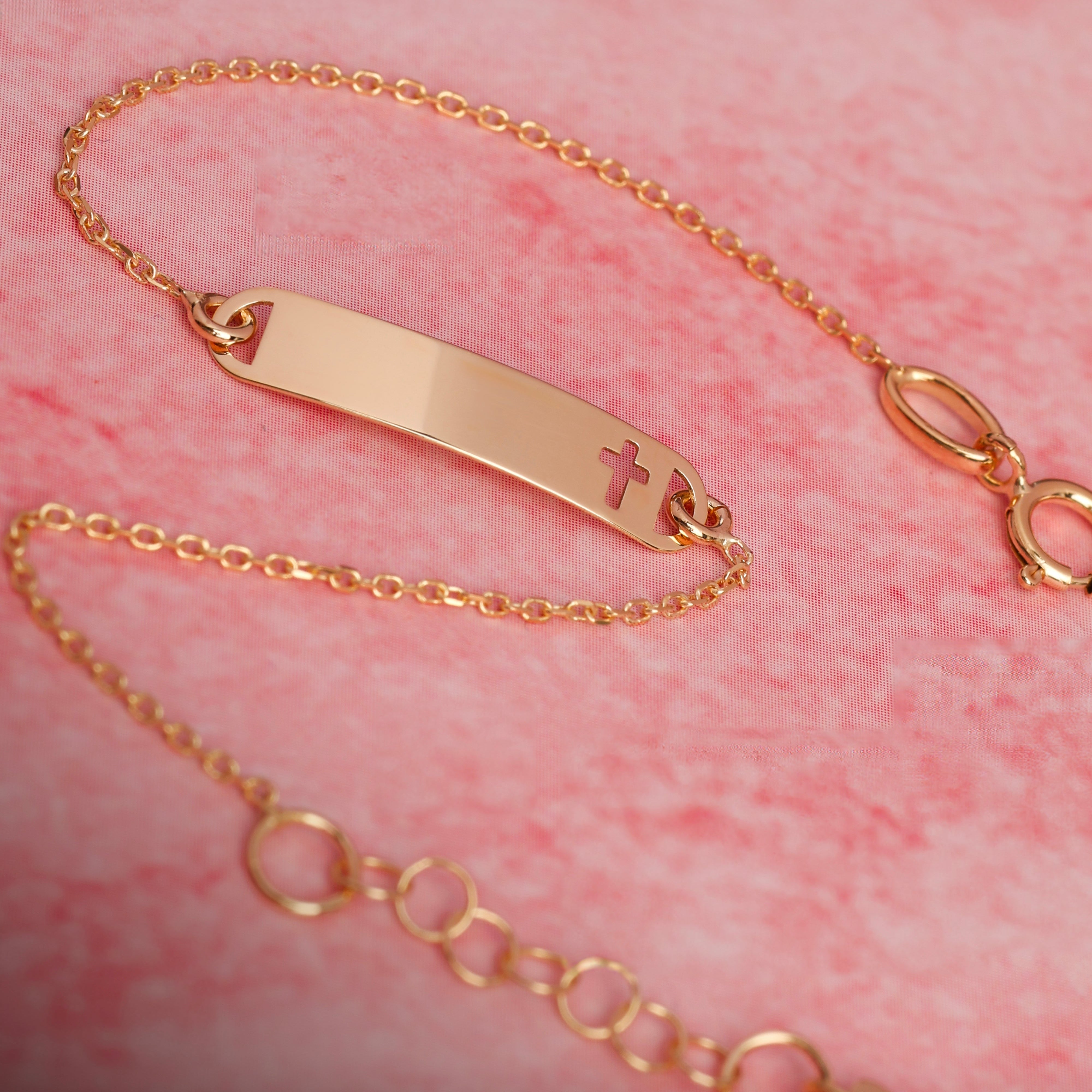 Bracciale baby con targa rettangolare e croce traforata