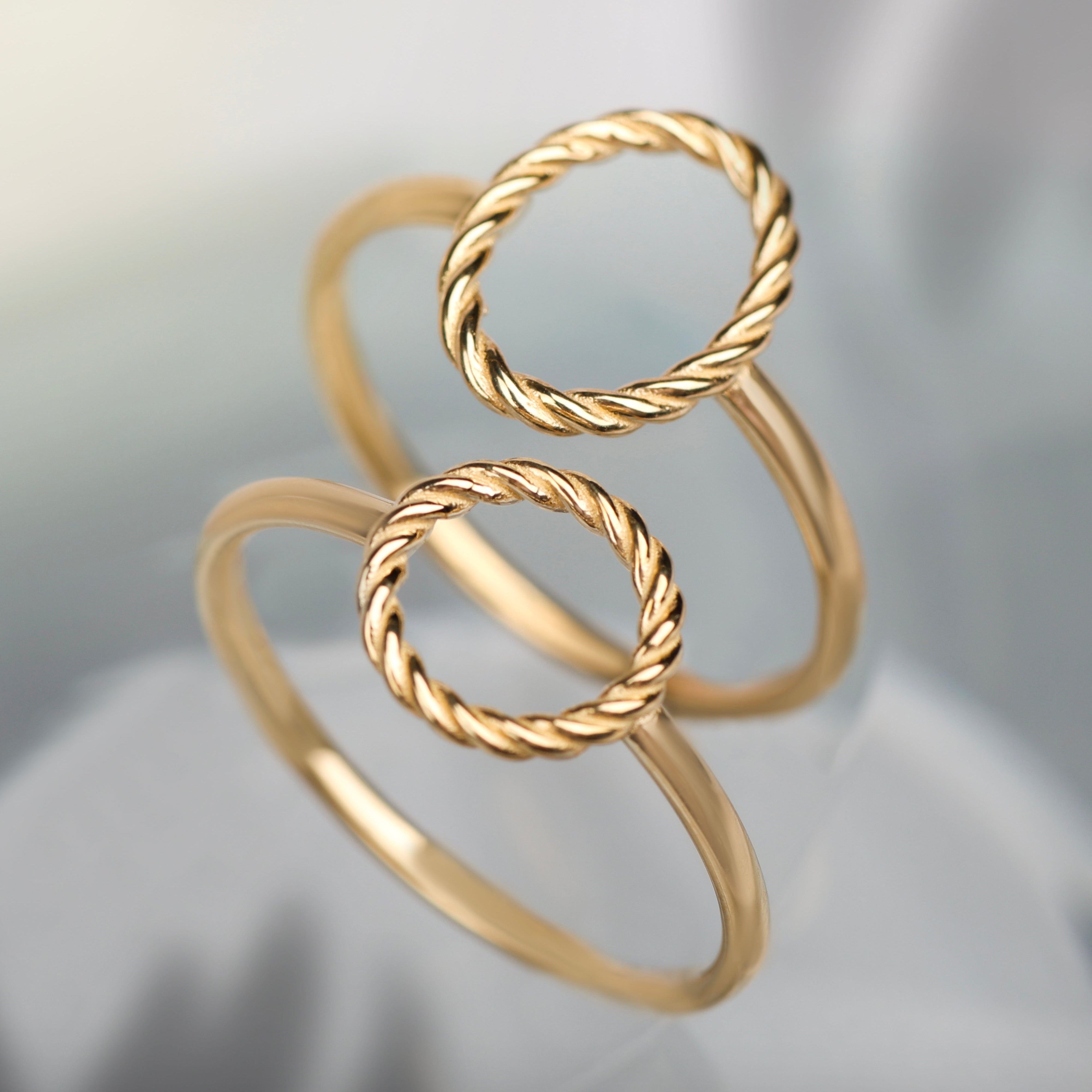Anello da Donna con ovale traforato, contorno in finitura torchon
