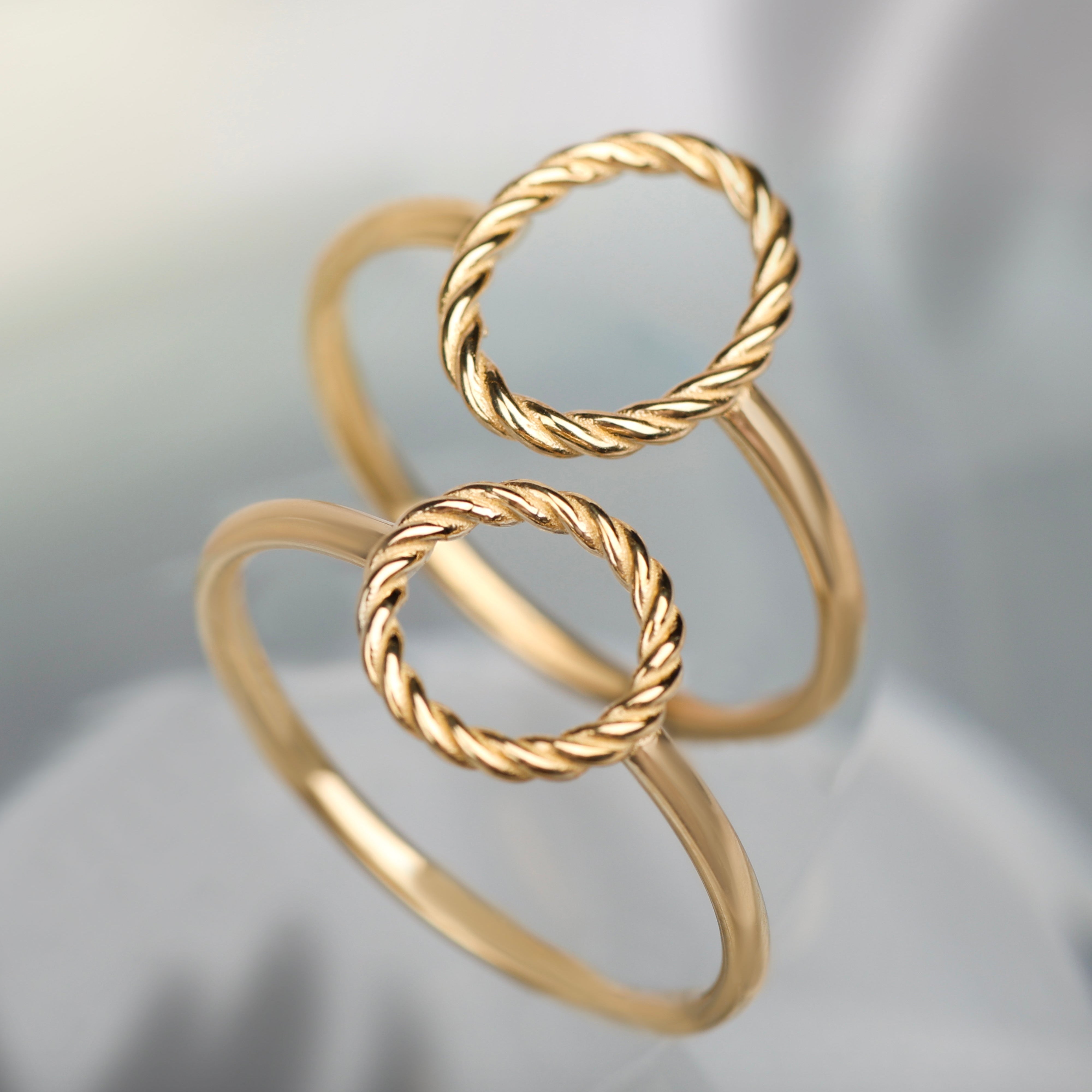 Anello da Donna con tondo traforato, contorno in finitura torchon