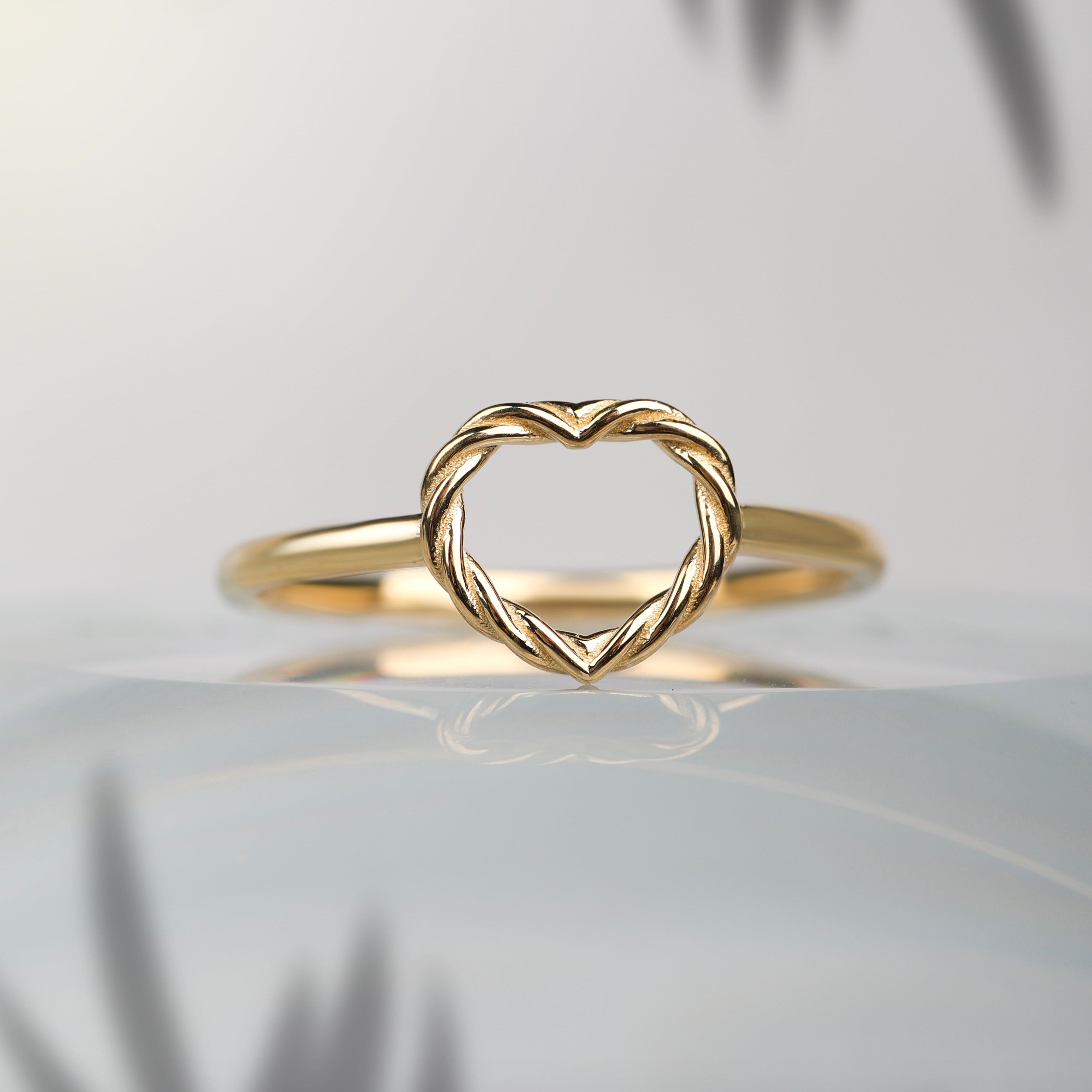 Anello da Donna con cuore traforato e contorno in finitura torchon