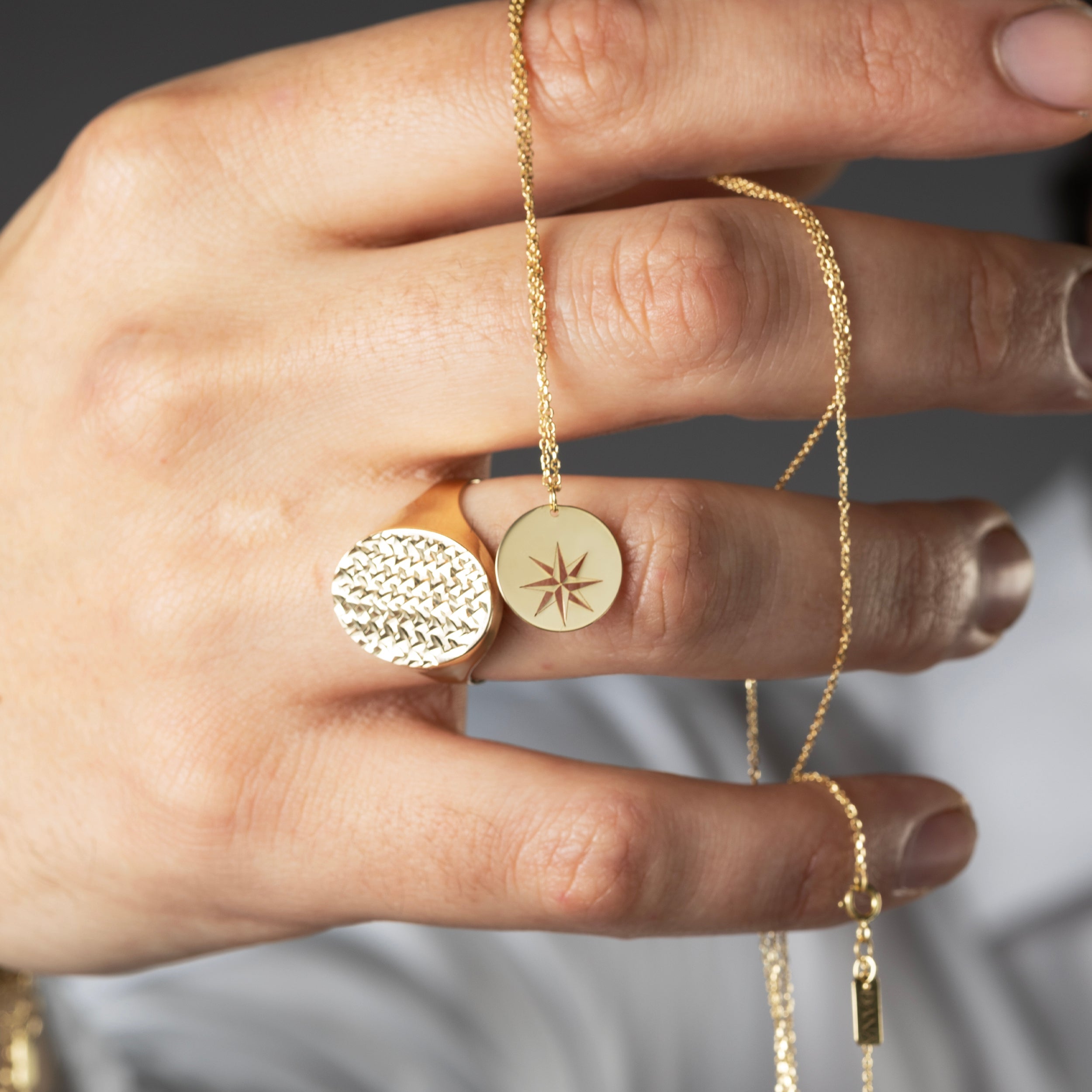 Collana da Uomo Collezione Nautilus con Rosa dei Venti traforata su piastra tonda