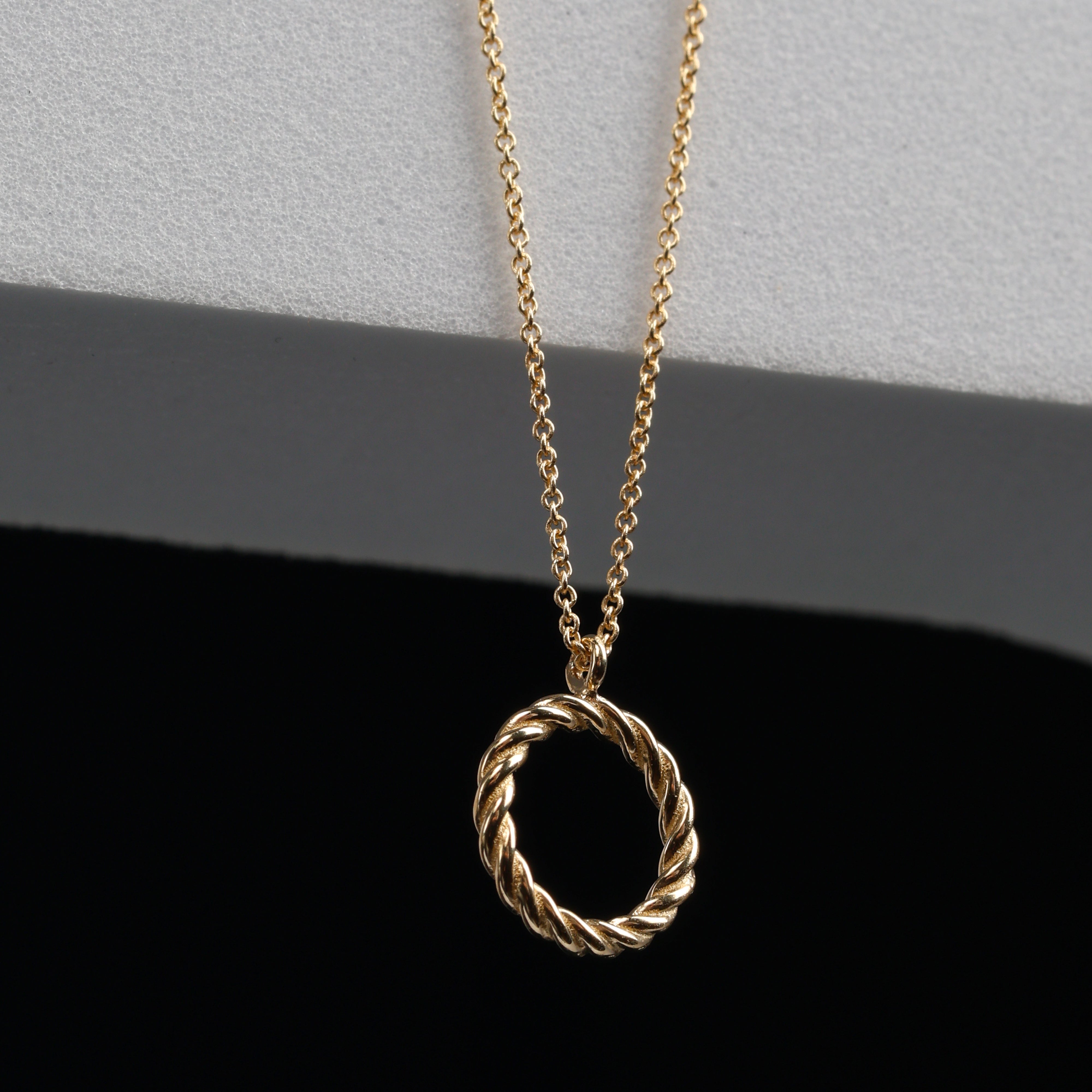 Collana da Donna con Tondo traforato, contorno in finitura torchon