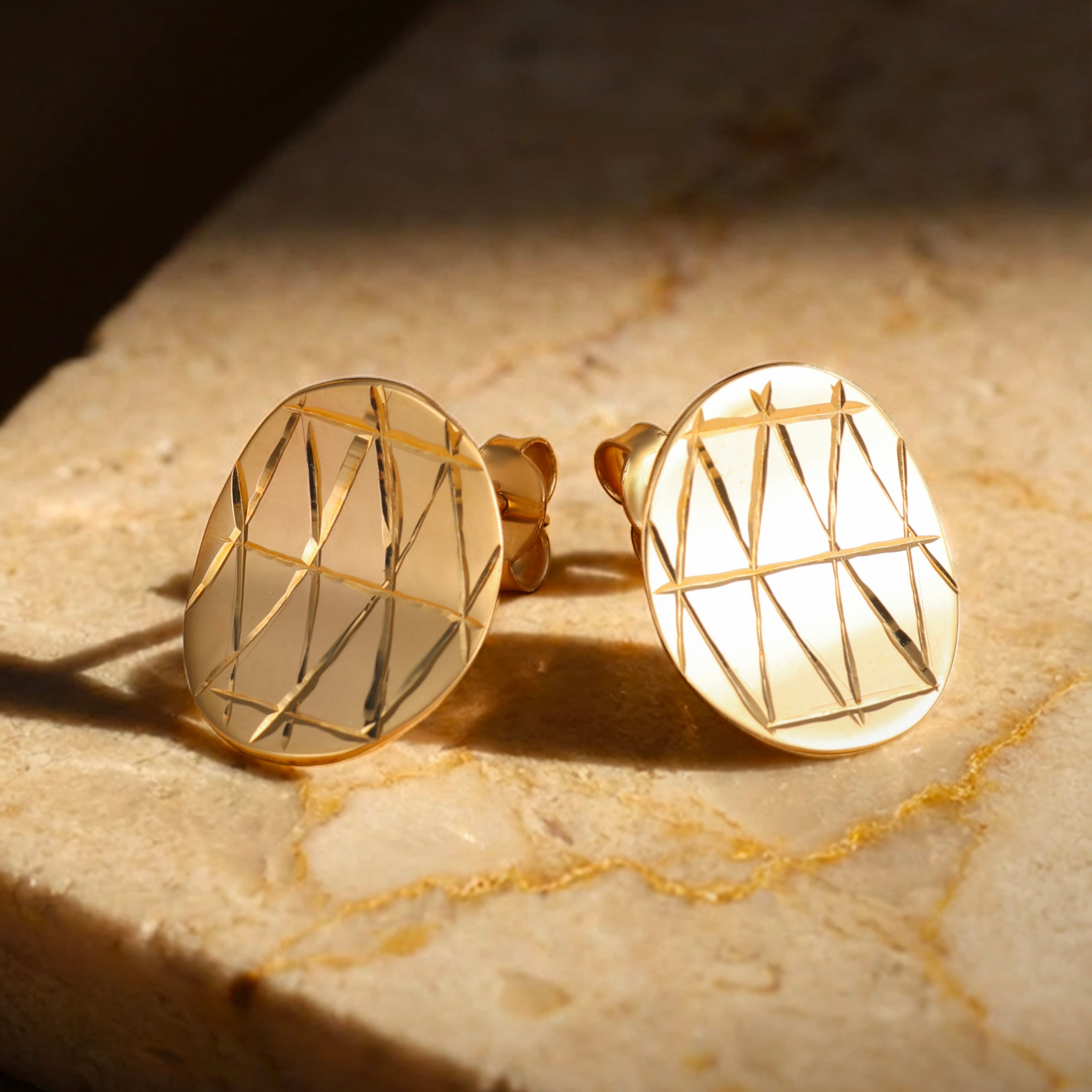 Boucles d'oreilles puces pour femme - Forme ronde incurvée - Finition diamant