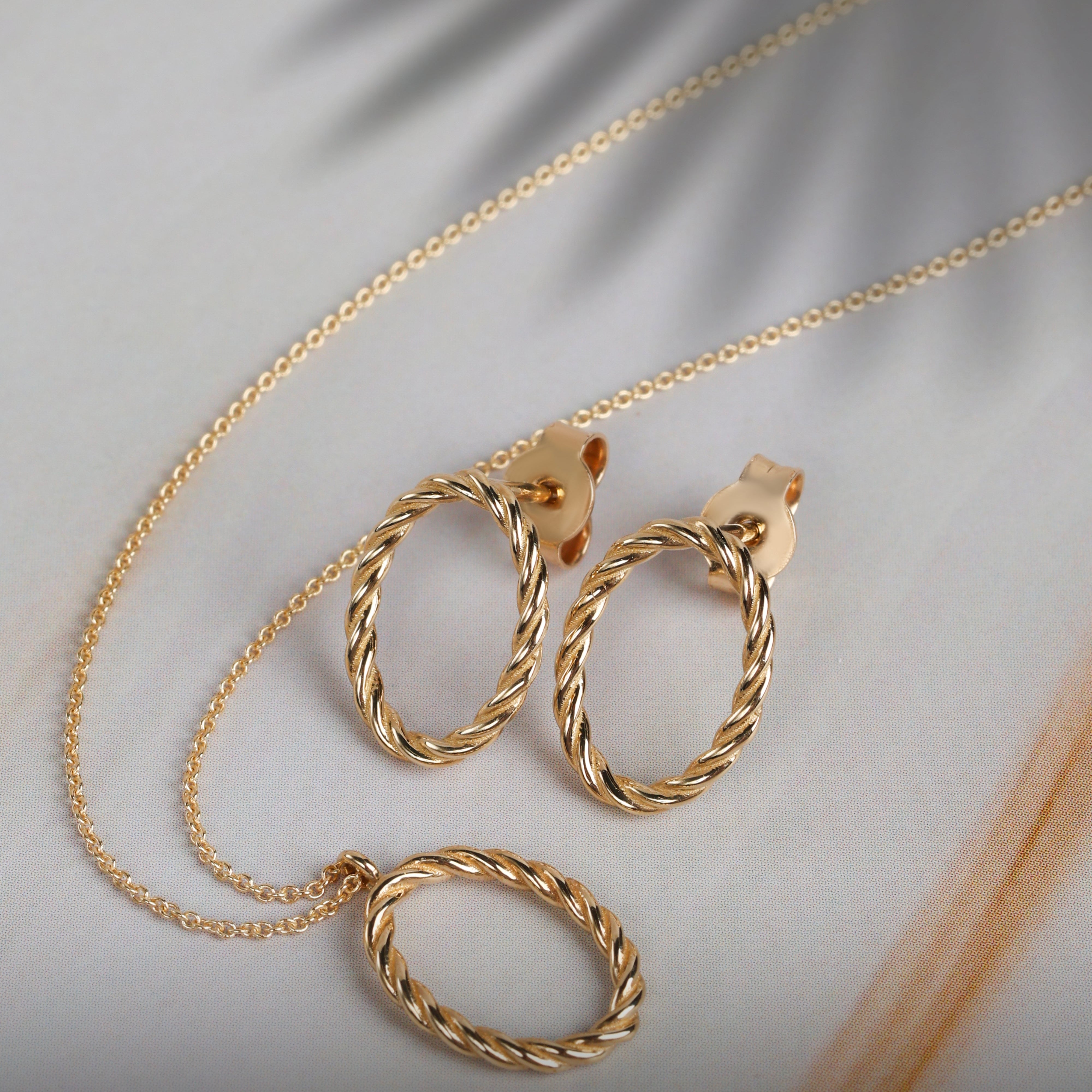 Collana da Donna con Ovale traforato, contorno in finitura torchon